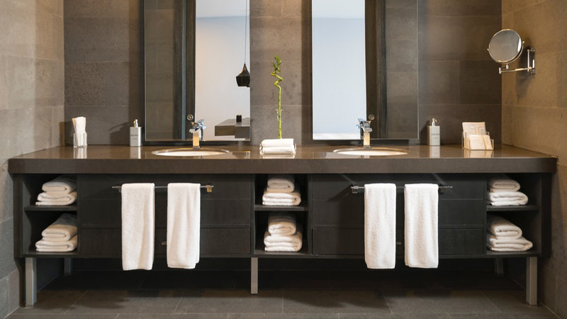 photo of mirrors in bathroom 1.jpg